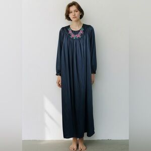 Vintage shadowline embroidered black rose nightgown. Medium.